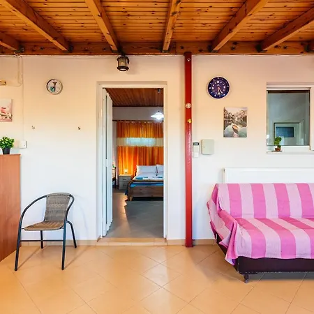Makarounis Athanasios Traditional Apartment Petalidi