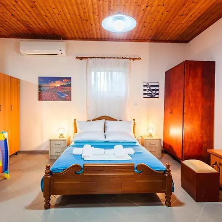 Makarounis Athanasios Traditional Petalídhion